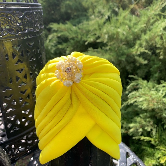 Sunny bright yellow cloche hat accented with a vintage jewelry piece - Picture 4 of 7